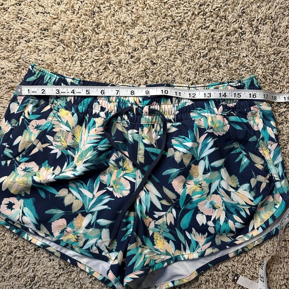 Columbia Floral Women's Shorts, size M - Picture 3 of 4